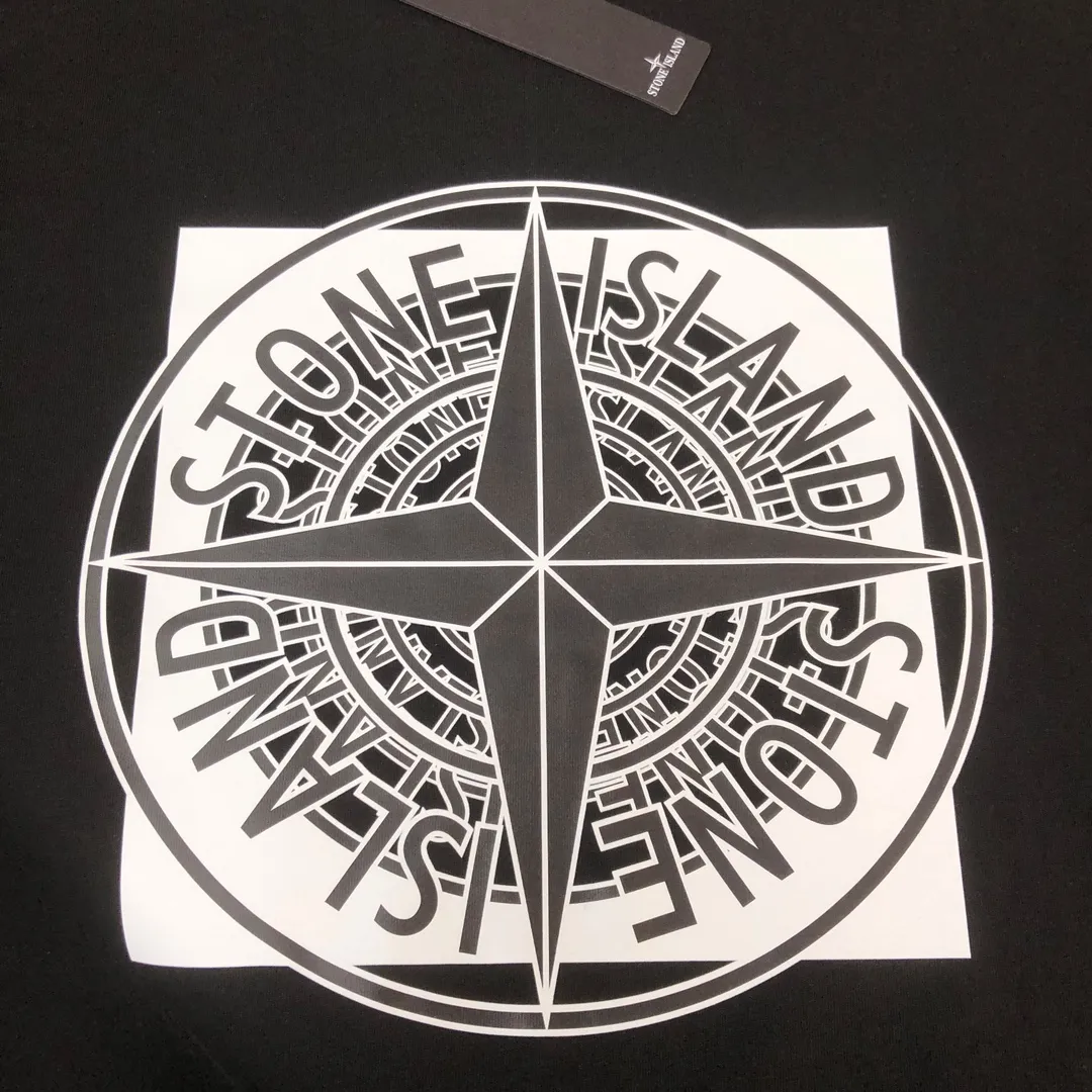 P180 Stone Island 2025 latest T-shirt, couple style ~ original order, fashionable and casual short T-shirt, specially made of customized cotton fabric ~ 100% cotton T-shirt ~ pre-washed to prevent deformation and shrinkage problem, more comfortable and breathable on the body ~ all available from stock ~ unique design style, trendy must-have item, complete with three standards 👍 Color: black/white/coffee Size: S M L XL (larger version Please state your height and weight when placing an order)
